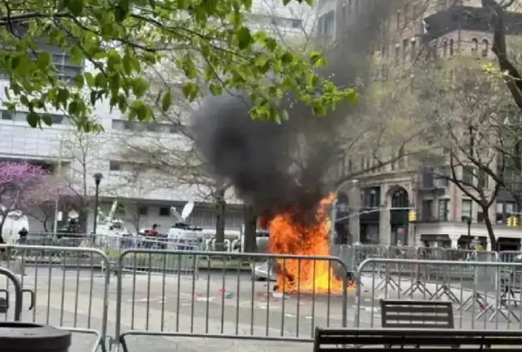 ¡IMPACTANTE! Hombre se prende fuego afuera del tribunal donde se hace el juicio contra Trump.jpg