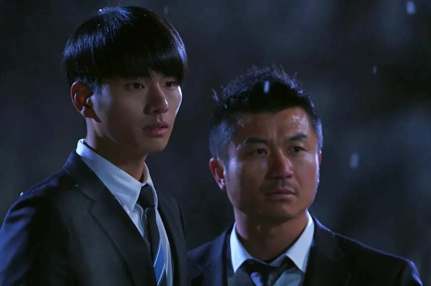 Los dos sujetos que intentaron asesinar a Song Yi vieron cómo fue salvada por Min Joon y sus habilidades sobrehumanas.