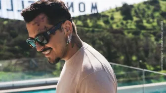 Nodal recibiendo premio.jpg