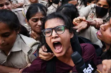 Manifestación en India por la renuncia del jefe electoral.