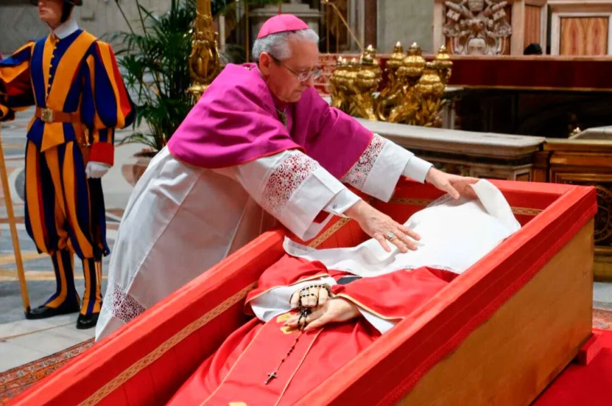 Colocación del velo de seda blanca en el cierre del féretro del Papa Francisco.