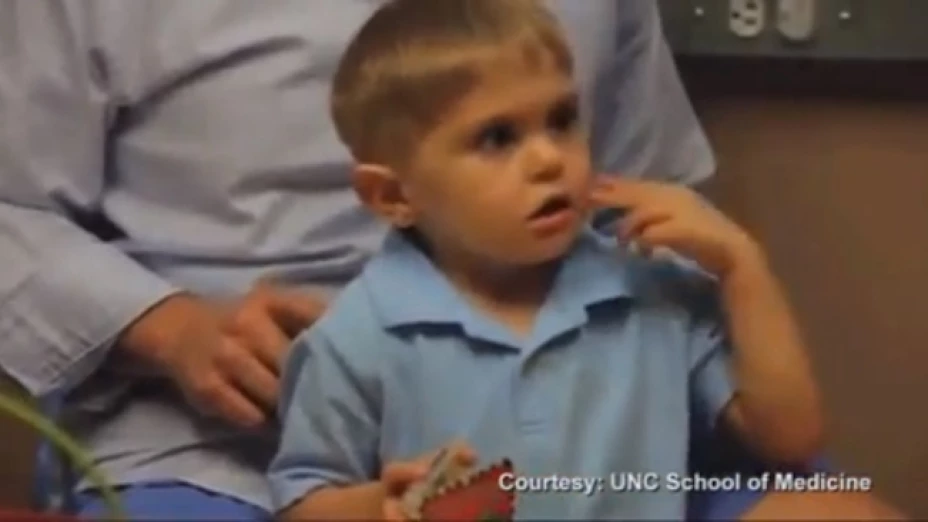 Grayson Clamp de 3 años nació sin nervio coclear