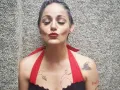 Lola Cortes mandando besos.jpg