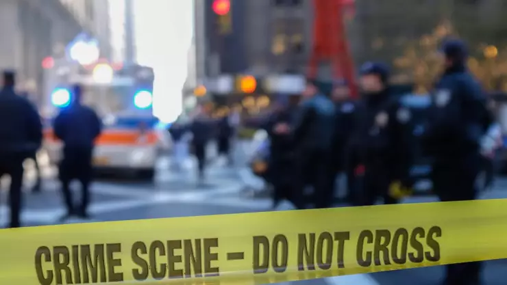 Joven arranca a mordidas la oreja de un abuelito en EUA