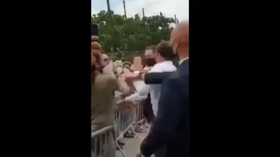 bofetada-emmanuel macron.jpg