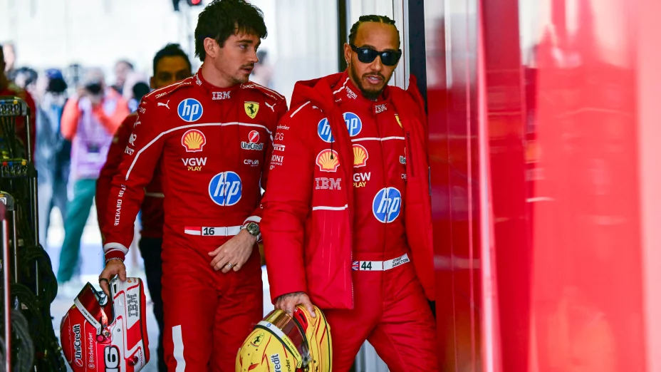 Así se ve Lewis Hamilton con el uniforme rojo de Ferrari en las fotos oficiales de la F1 2
