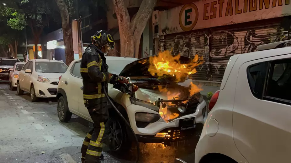 incendio-auto-por-corto-circuito-calles-colonia-juárez