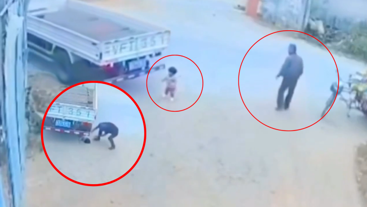Menor es atropellado por camioneta en China; adulto no interviene.png