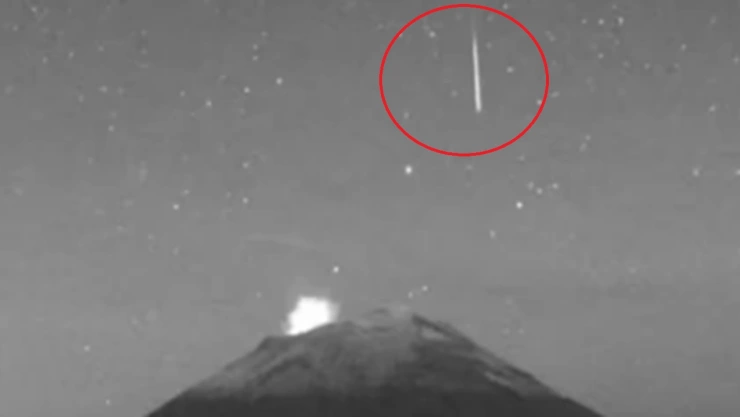 Captan paso de una estrella fugaz por el volcán Popocatépetl