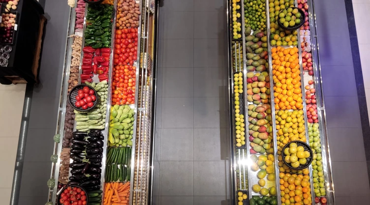 Góndolas con verdura en el supermercado