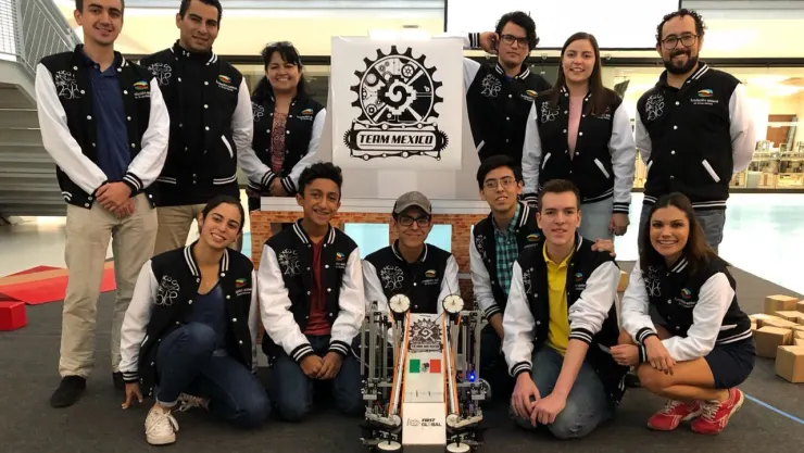Equipo mexicano de robótica y su robot de competencia