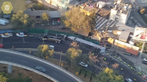 ¿Qué pasa en las carreteras de México? Volcadura en la autopista México-Cuernavaca