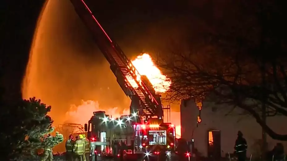 Incendio industrial en Clinton Township, Michigan.