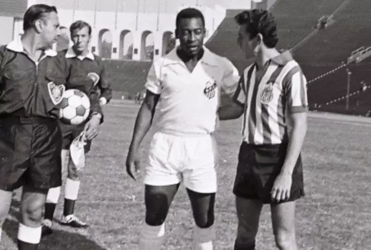 Pelé vs Chivas jugando con Santos y Brasil
