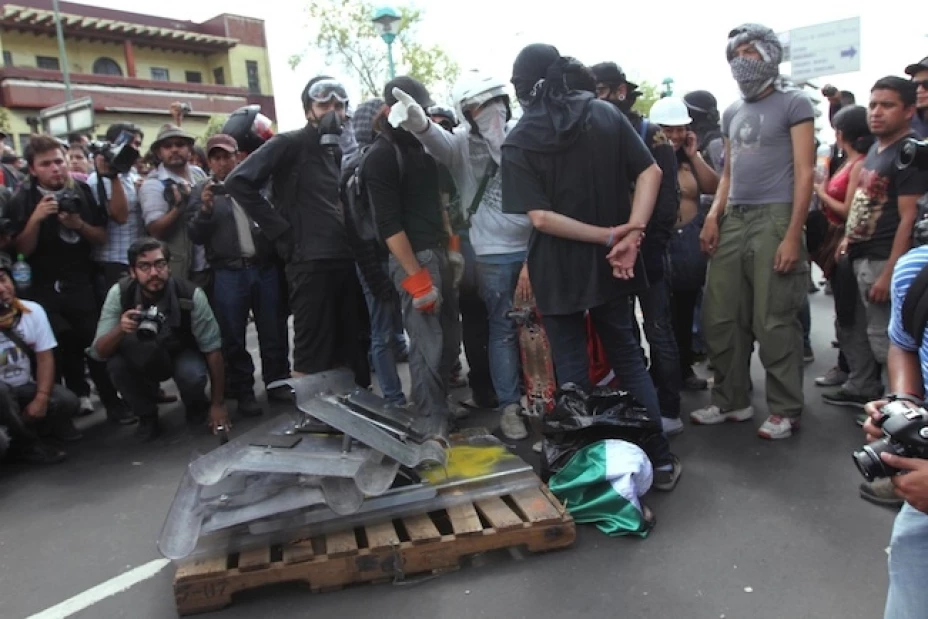 Grupos de anarquistas se enfrentaron a elementos del Cuerpo de Granaderos