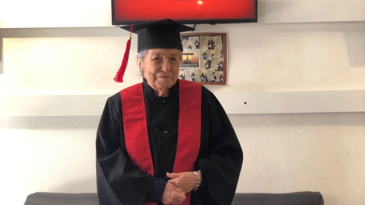 abuelita-licenciada-administracion