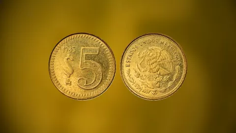 Anverso y reverso de moneda mexicana de 5 pesos del año 1985