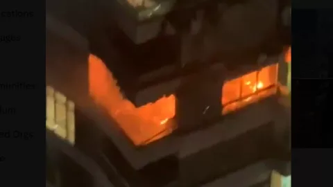 Incendio consume la cima de rascacielos en Dubái