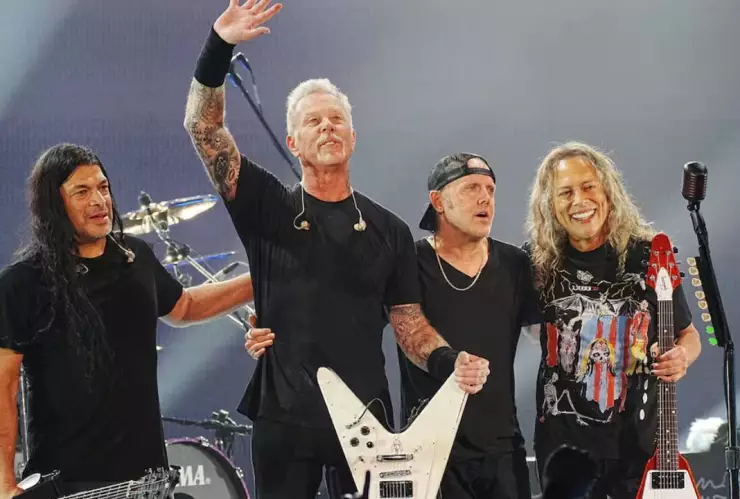 Metallica cantando La Chona