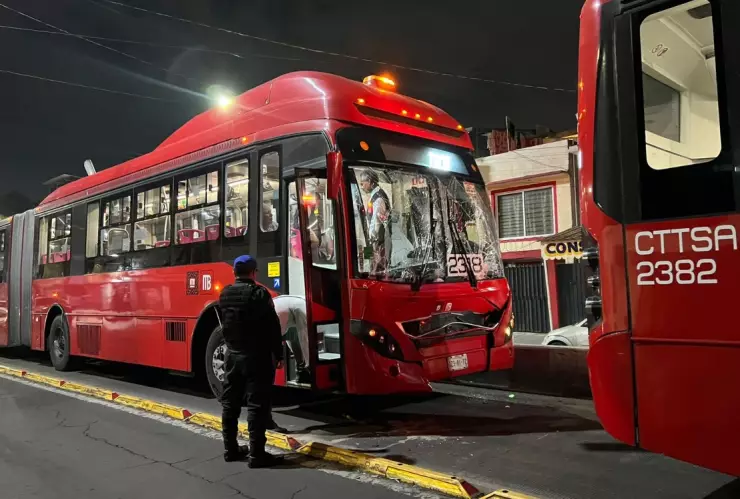 Chocan dos unidades del Metrobús CDMX en Iztapalapa