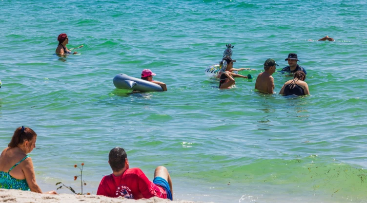 Personas bañándose en el mar de Miami Beach, Florida.