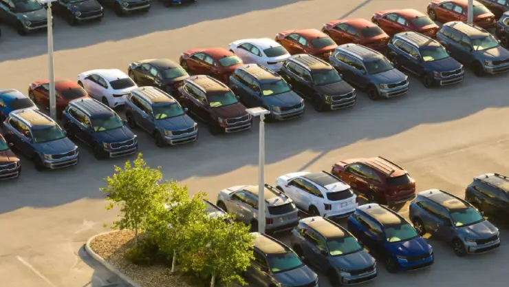 una vista panorámica de muchos autos estacionados
