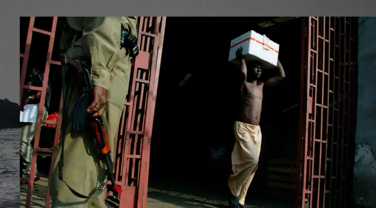 Un trabajador saca drogas confiscadas en Lagos, Nigeria.