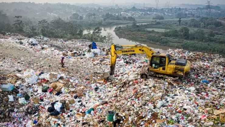 Niño muere aplastado por camión de basura mientras buscaba comida