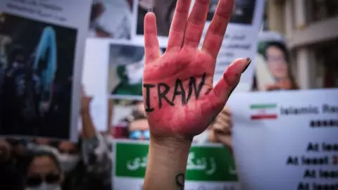 Irán ejecuta al primer condenado a muerte por participar en protestas