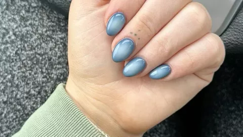 Las uñas brillantes se ven más luminosas cuando se ponen al sol