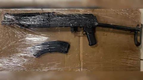 Encuentran fusil dentro de carro robado en Los Ángeles, Culiacán