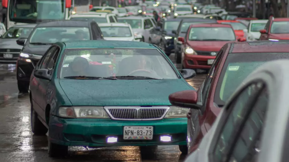 Multa de miles de pesos por circular con portaplacas en Edomex 2025