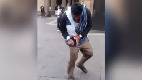 Un hombre intentó prenderse fuego mientras caminaba por el Zócalo capitalino