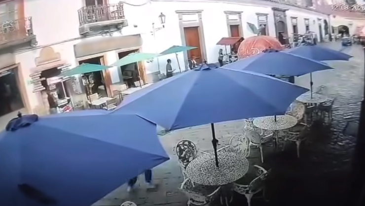 IMÁGENES SENSIBLES Automovilista atrop3lla a una multitud en plena feria; hay varios lesionados.png