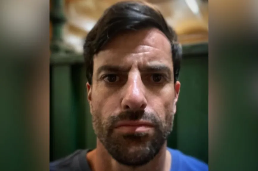 El personaje evoluciona como mentor dentro del equipo, guiando a los más jóvenes con mano firme. No busca medallas, busca justicia y cuando un caso no cuadra, Bruno lo enfrenta con la calma de quien ha visto la oscuridad de cerca.