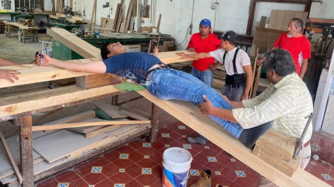 Viacrucis de Iztapalapa_ ¿Cómo se hace la cruz que carga el cristo_
