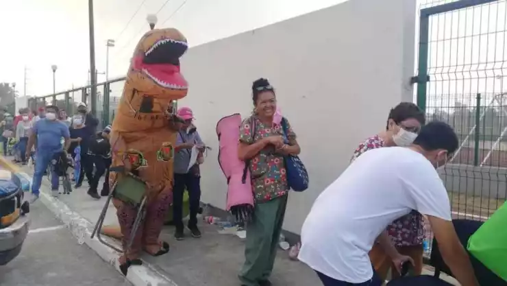 Un joven vestido de dinosaurio acompañó a su madre a recibir la vacuna contra la COVID-19 en Tamaulipas.