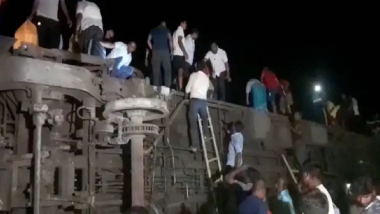 207 muertos tras choque de trenes en India