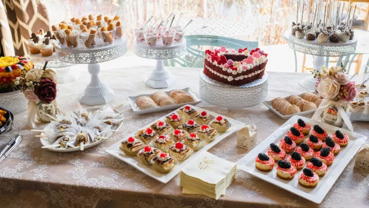 Invitada a una boda acapara todos los dulces de los invitados