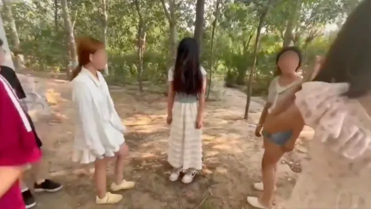 Agresión grupal contra joven en China genera indignación en redes