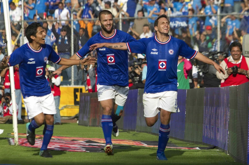 Javier Aquino con Cruz Azul en 2010, año de su debt