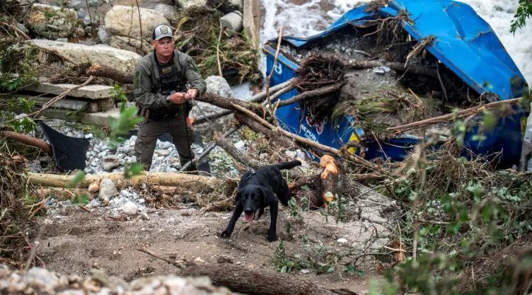 Un perro de búsqueda trabaja en Camp Mystic después de las inundaciones mortales en el condado de Kerr, Texas.