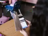 Celulares en salón de clases.
