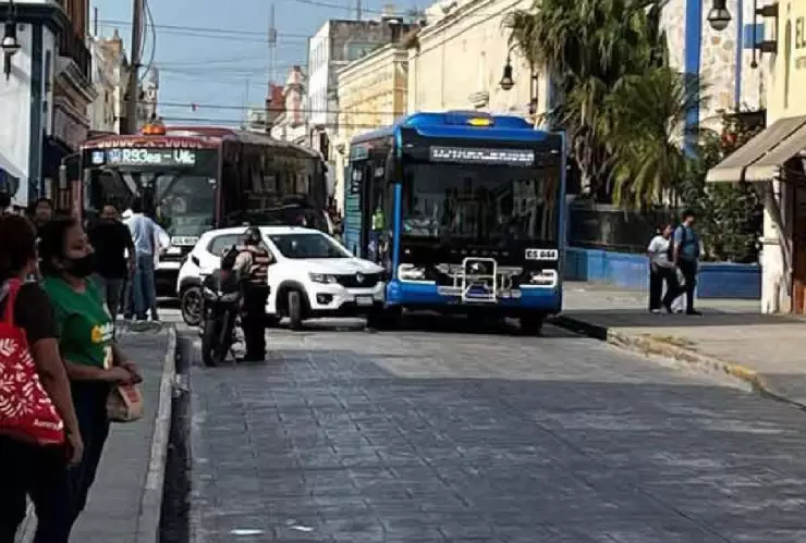ÚLTIMA HORA_ Fuerte ACCIDENTE entre un auto y un Va y Ven en calles del Centro de Mérida