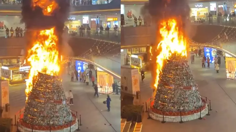 En minutos ÁRBOL DE NAVIDAD gigante, se incendia dentro de plaza comercial: impactante video