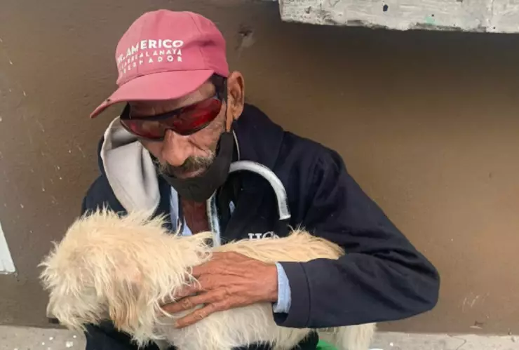 hombre invidente encuentra a su perrito