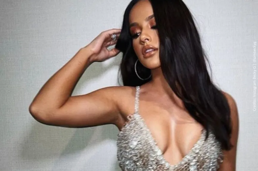 Becky G con vestido transparencias..jpg