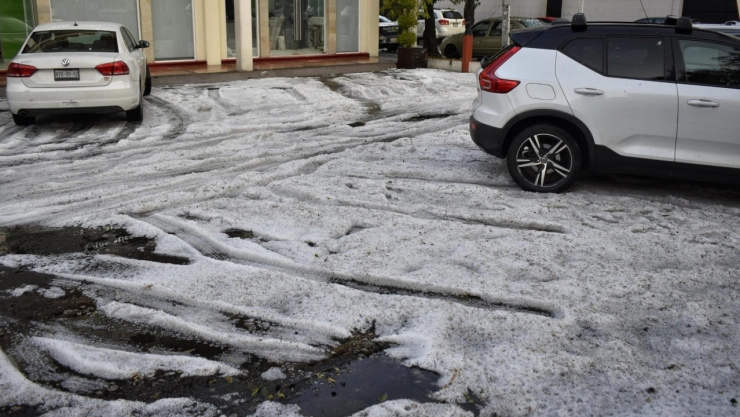 Granizada cubre de blanco calles de Toluca, Edomex; pavimento cubierto de granizo