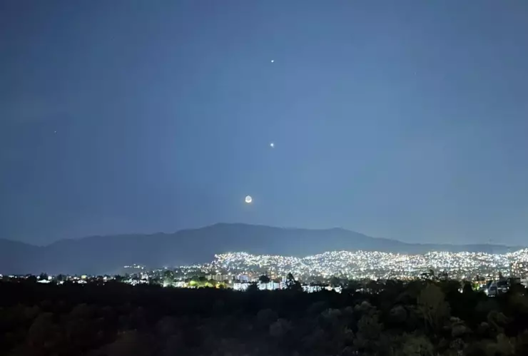 cielo nocturno en la Ciudad de México, donde es posible ver la conjunción de Venus y Júpiter con la Luna