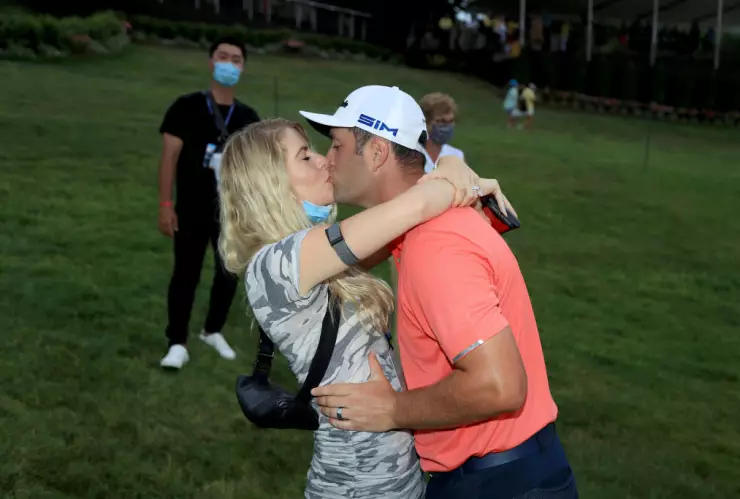 Jon Rahm fue felicitado por su esposa Kelley Chaill al finalizar el the Memorial Tournament